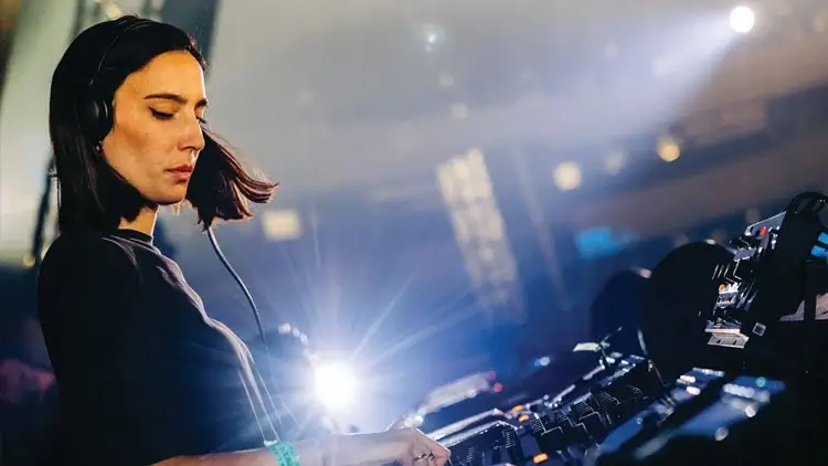 Amelie Lens dj techno industrial