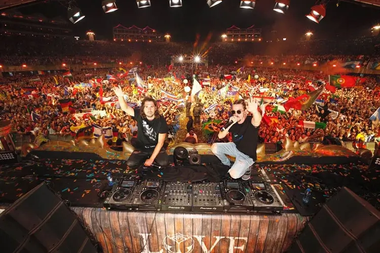 Dimitri Vegas & Like Mike explison EDM