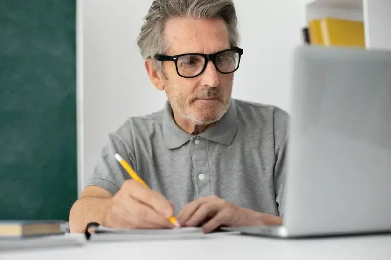 adulto-estudia-carrera